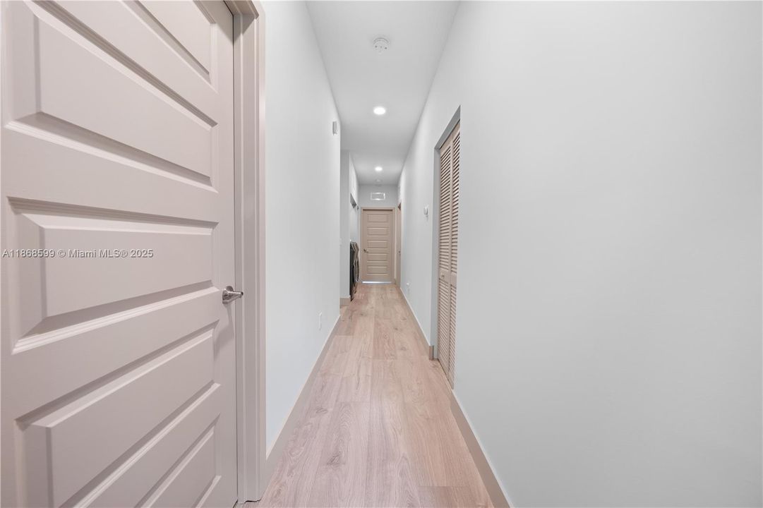 合同活跃: $870,000 (4 贝兹, 3 浴室, 2105 平方英尺)