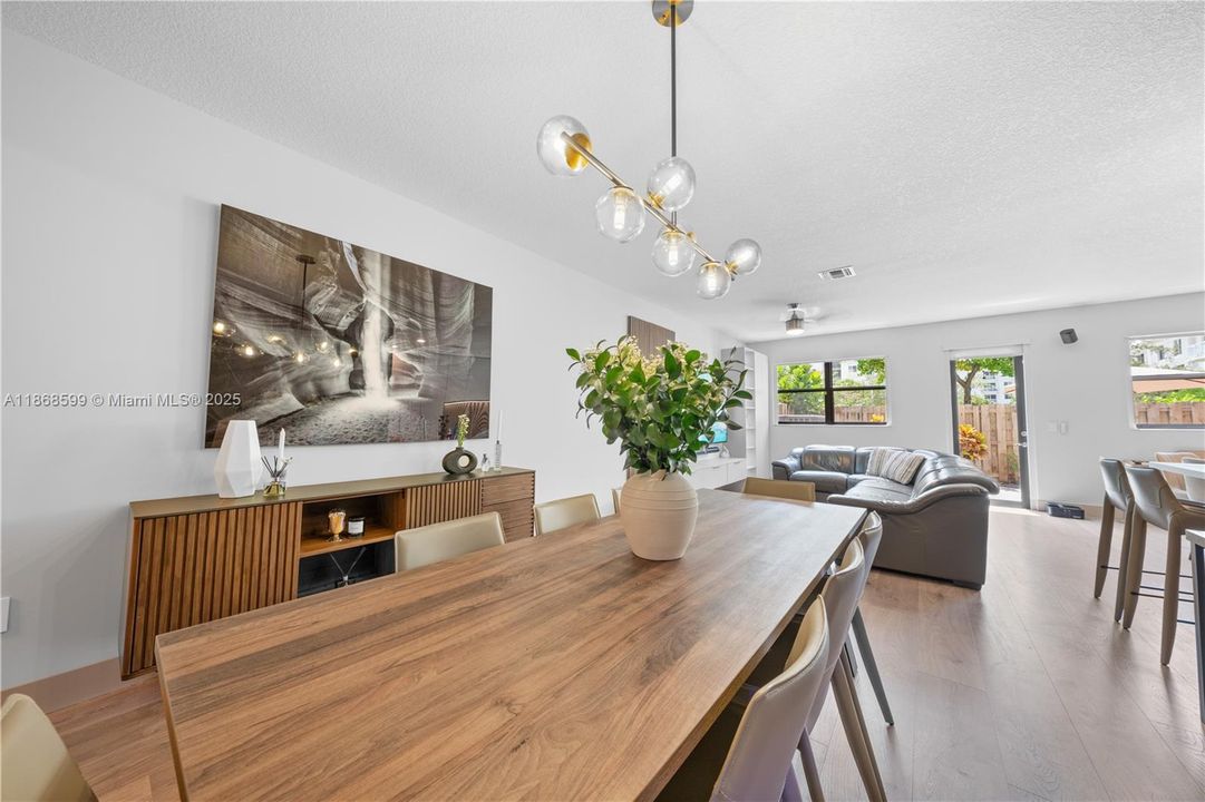 合同活跃: $870,000 (4 贝兹, 3 浴室, 2105 平方英尺)