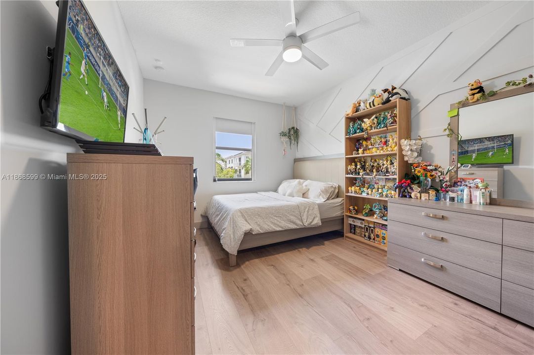 合同活跃: $870,000 (4 贝兹, 3 浴室, 2105 平方英尺)