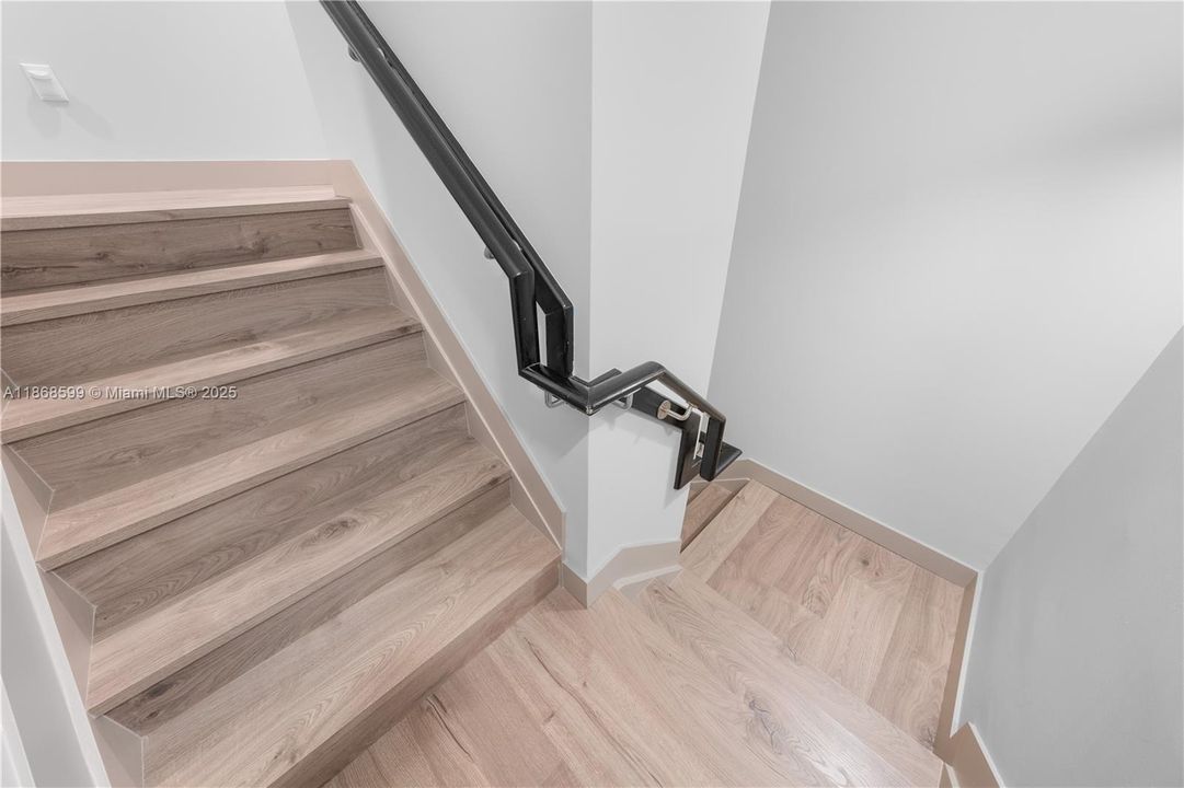 合同活跃: $870,000 (4 贝兹, 3 浴室, 2105 平方英尺)