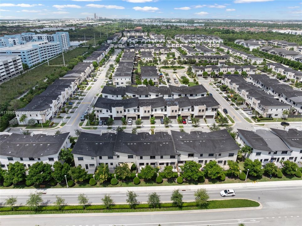 合同活跃: $870,000 (4 贝兹, 3 浴室, 2105 平方英尺)