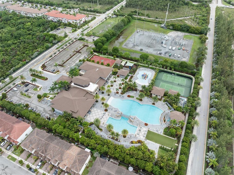 合同活跃: $870,000 (4 贝兹, 3 浴室, 2105 平方英尺)