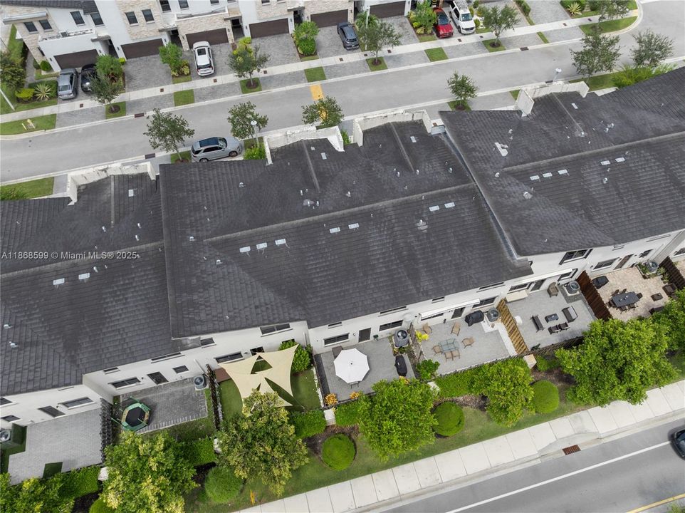 合同活跃: $870,000 (4 贝兹, 3 浴室, 2105 平方英尺)