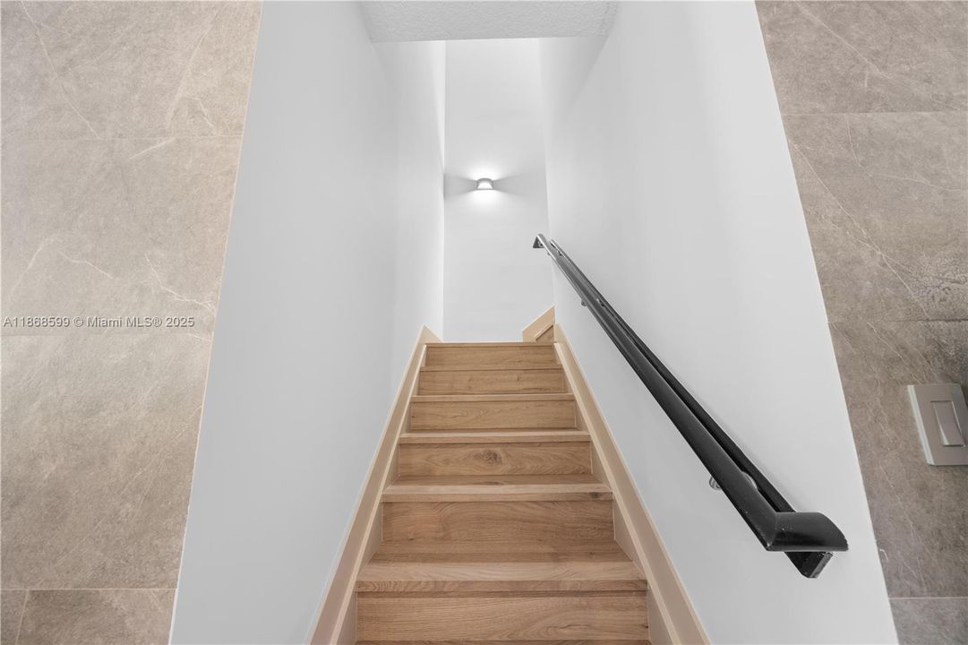 合同活跃: $870,000 (4 贝兹, 3 浴室, 2105 平方英尺)