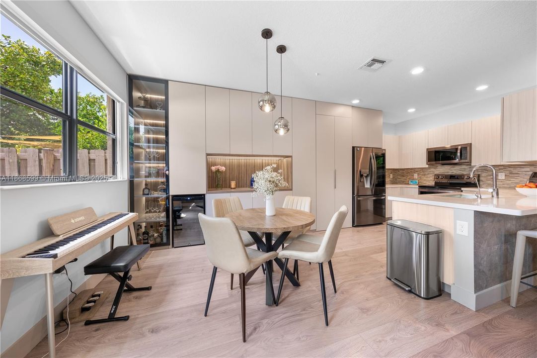 合同活跃: $870,000 (4 贝兹, 3 浴室, 2105 平方英尺)