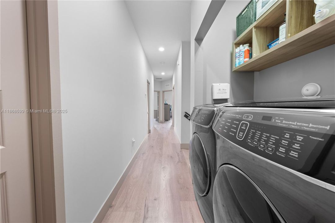 合同活跃: $870,000 (4 贝兹, 3 浴室, 2105 平方英尺)