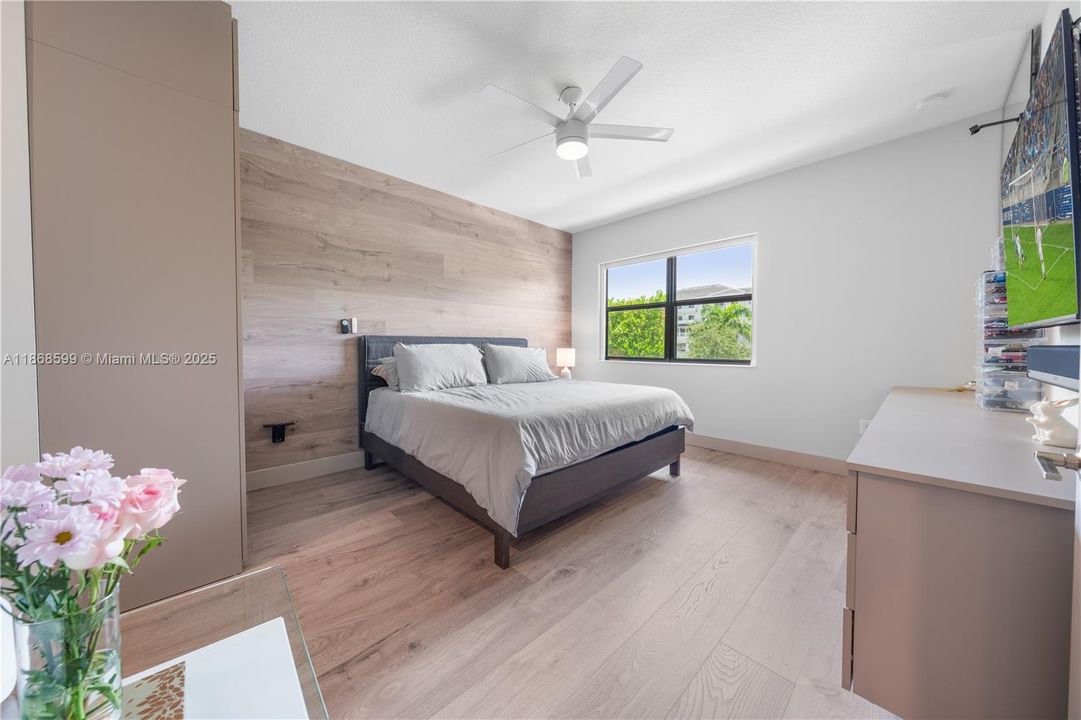 合同活跃: $870,000 (4 贝兹, 3 浴室, 2105 平方英尺)