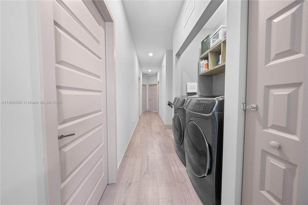 合同活跃: $870,000 (4 贝兹, 3 浴室, 2105 平方英尺)