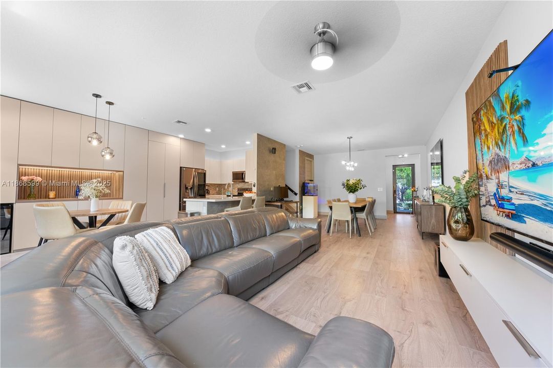 合同活跃: $870,000 (4 贝兹, 3 浴室, 2105 平方英尺)