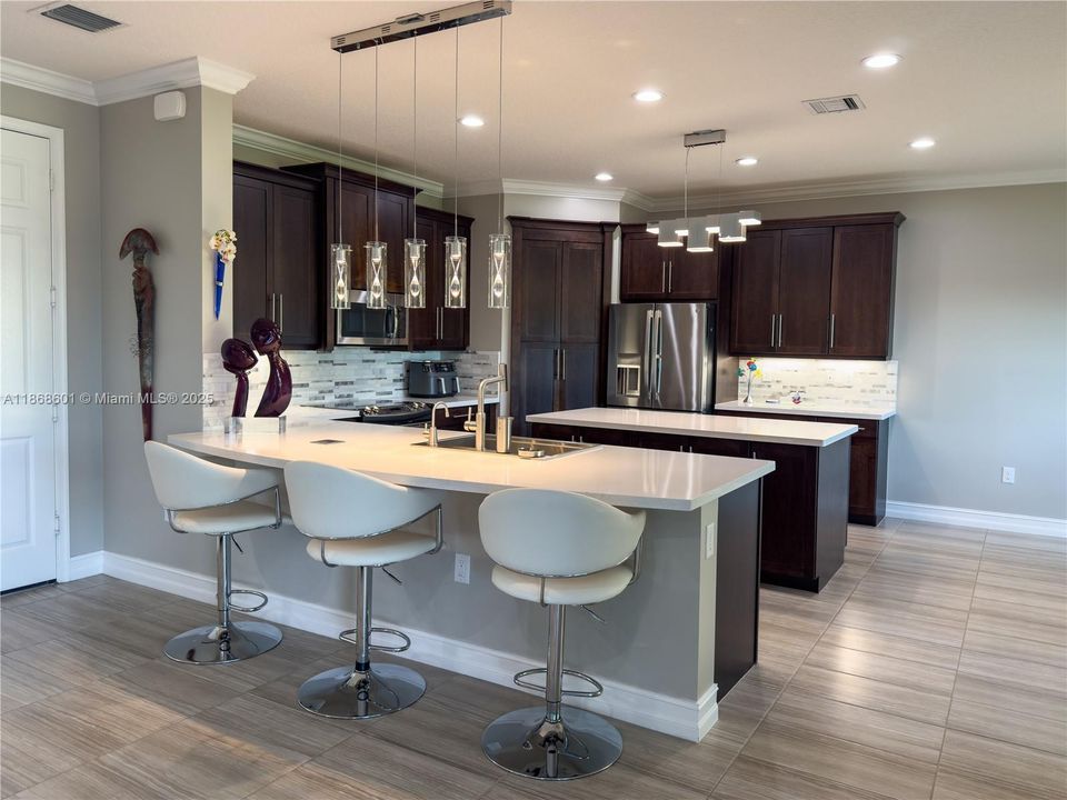 Под контрактом: $929,000 (4 спален, 3 ванн, 2656 Квадратных фут)