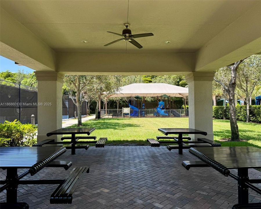 Под контрактом: $929,000 (4 спален, 3 ванн, 2656 Квадратных фут)