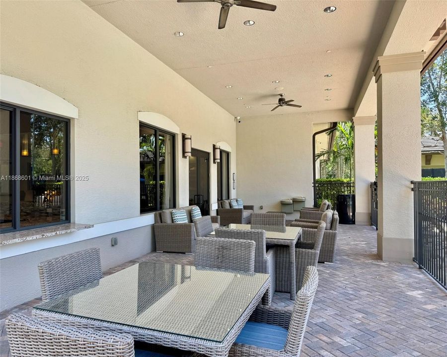 Под контрактом: $929,000 (4 спален, 3 ванн, 2656 Квадратных фут)