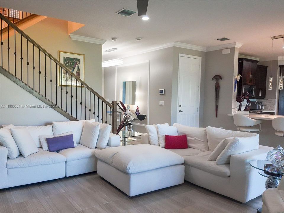 Под контрактом: $929,000 (4 спален, 3 ванн, 2656 Квадратных фут)