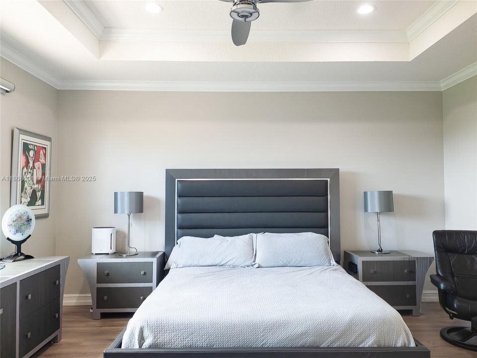 Под контрактом: $929,000 (4 спален, 3 ванн, 2656 Квадратных фут)