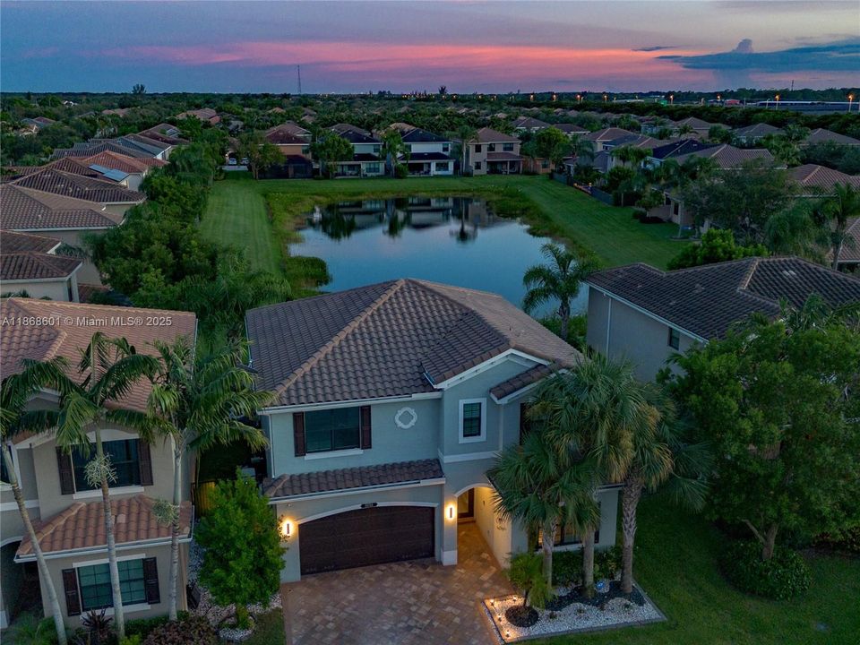 Под контрактом: $929,000 (4 спален, 3 ванн, 2656 Квадратных фут)