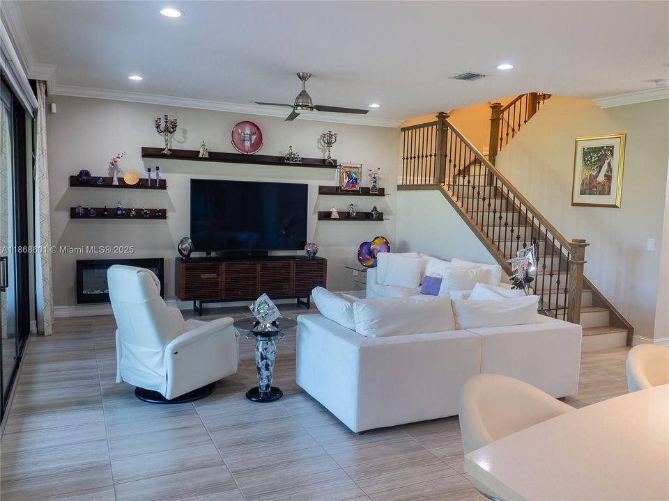 Под контрактом: $929,000 (4 спален, 3 ванн, 2656 Квадратных фут)