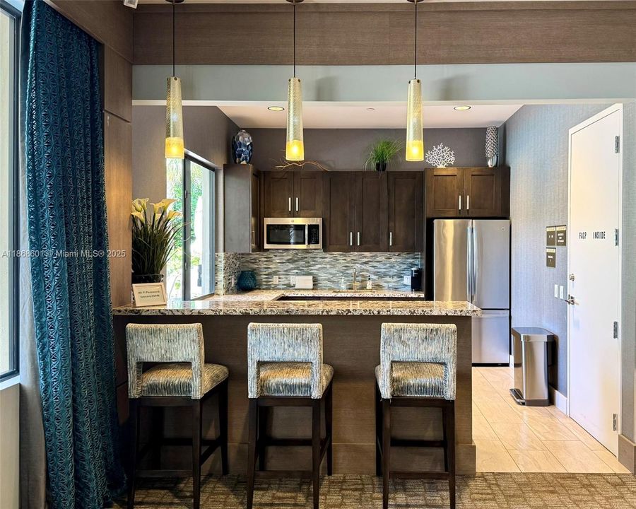 Под контрактом: $929,000 (4 спален, 3 ванн, 2656 Квадратных фут)