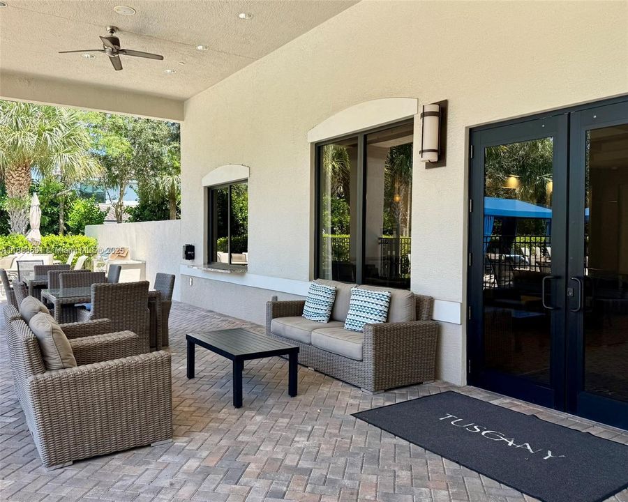 Под контрактом: $929,000 (4 спален, 3 ванн, 2656 Квадратных фут)