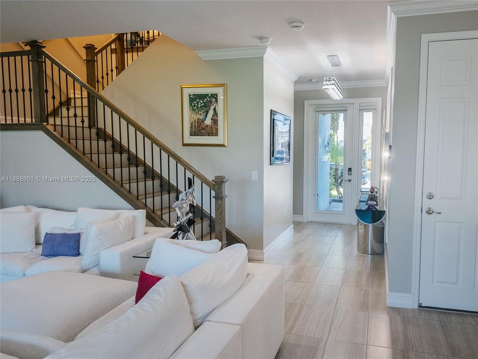 Под контрактом: $929,000 (4 спален, 3 ванн, 2656 Квадратных фут)