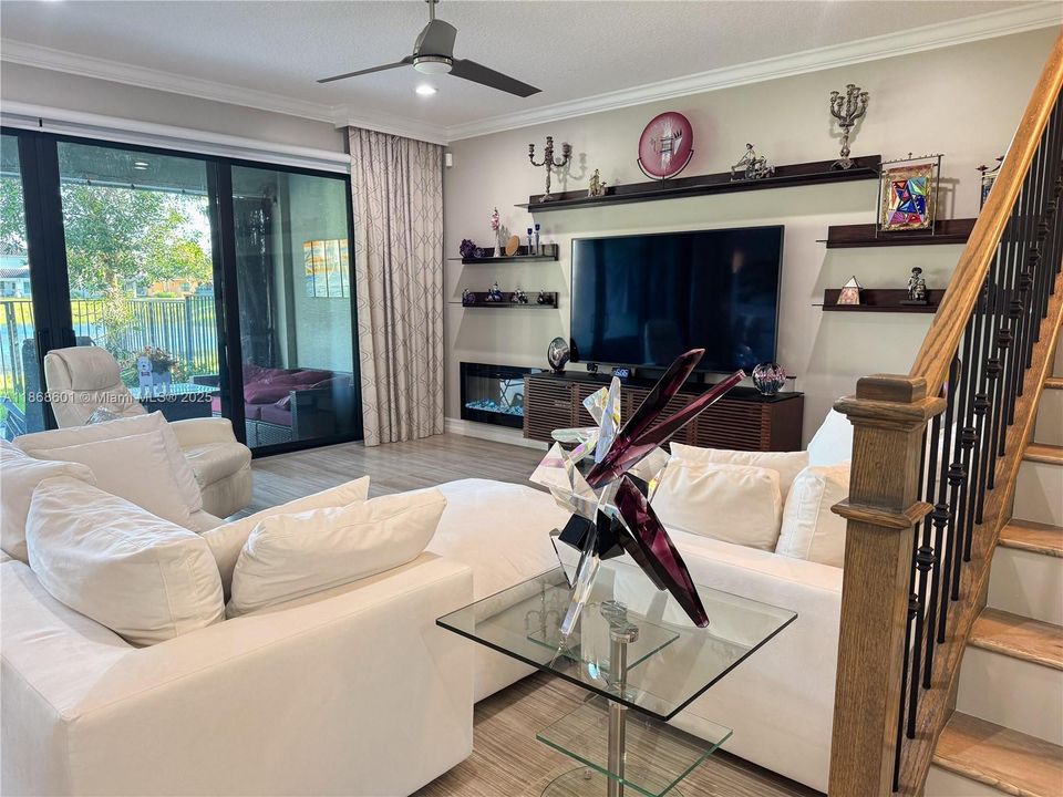 Под контрактом: $929,000 (4 спален, 3 ванн, 2656 Квадратных фут)