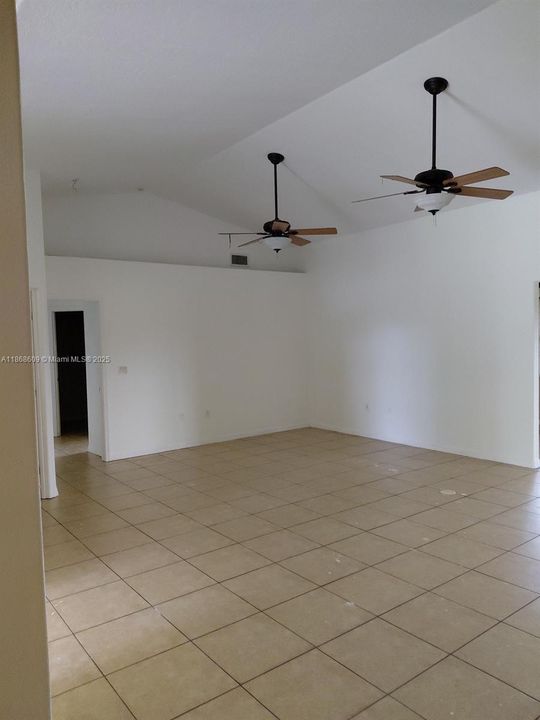 На продажу: $375,000 (4 спален, 2 ванн, 0 Квадратных фут)