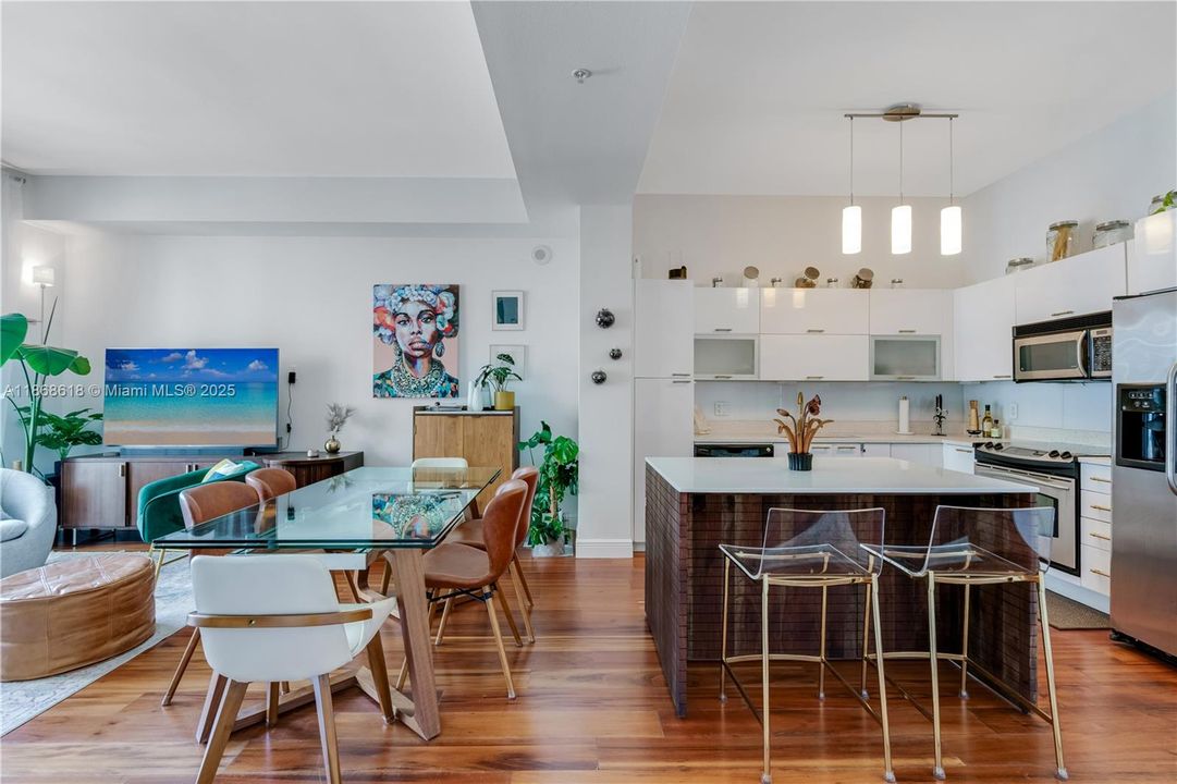 待售: $399,900 (1 贝兹, 1 浴室, 738 平方英尺)