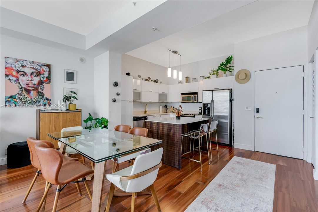 待售: $399,900 (1 贝兹, 1 浴室, 738 平方英尺)