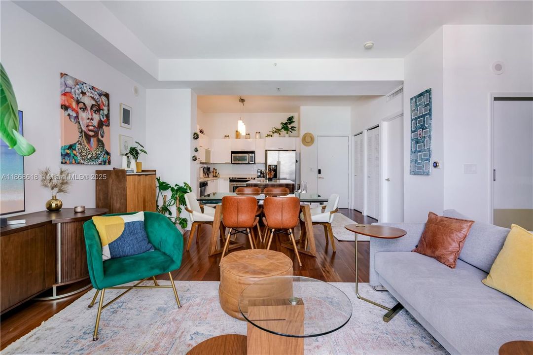 待售: $399,900 (1 贝兹, 1 浴室, 738 平方英尺)