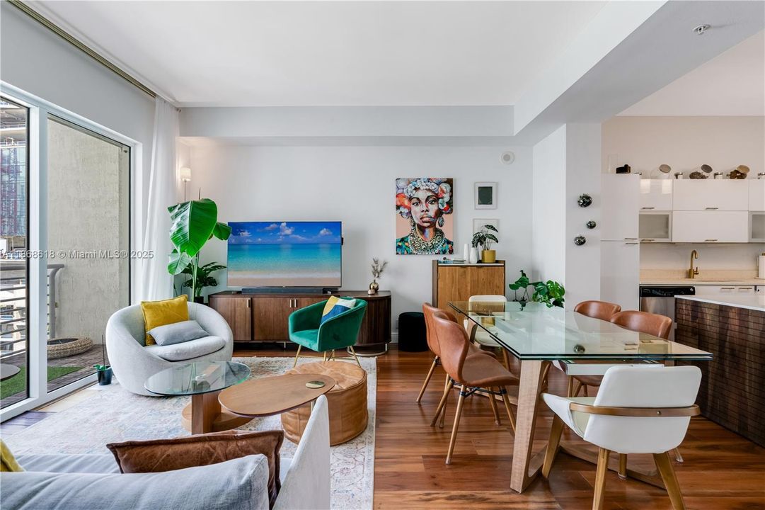 待售: $399,900 (1 贝兹, 1 浴室, 738 平方英尺)