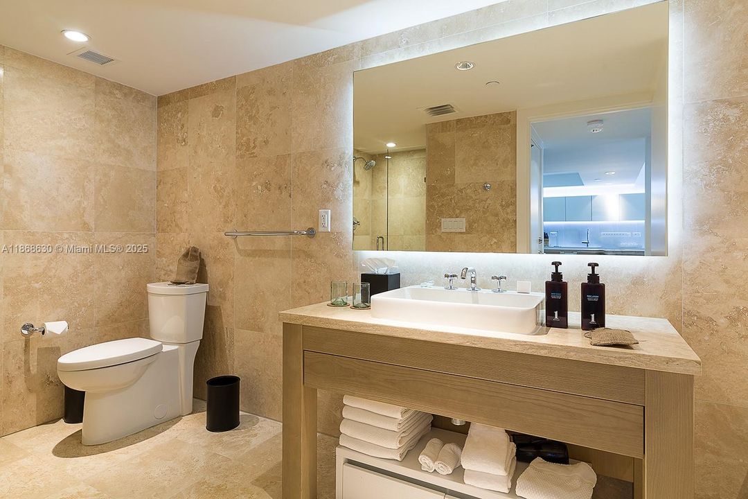 For Sale: $2,695,000 (1 beds, 1 baths, 866 Square Feet)