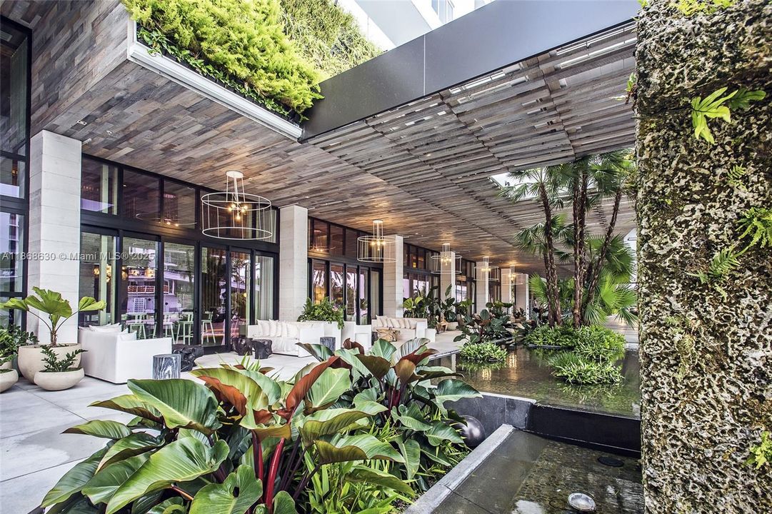 For Sale: $2,695,000 (1 beds, 1 baths, 866 Square Feet)