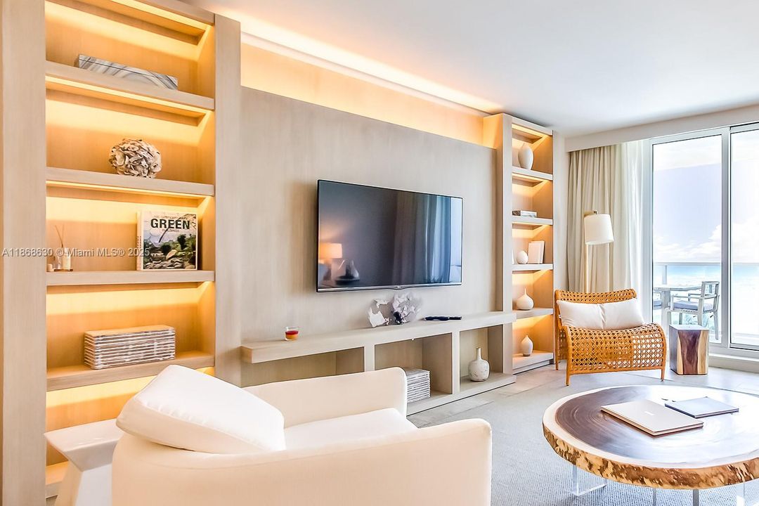 For Sale: $2,695,000 (1 beds, 1 baths, 866 Square Feet)