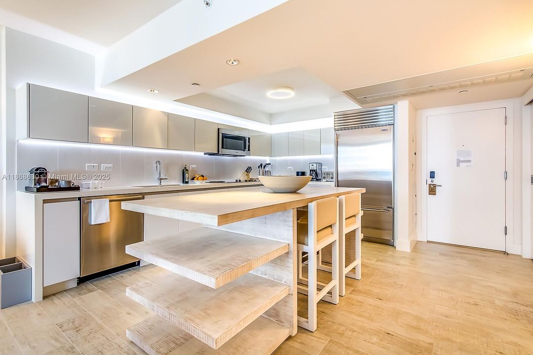 For Sale: $2,695,000 (1 beds, 1 baths, 866 Square Feet)