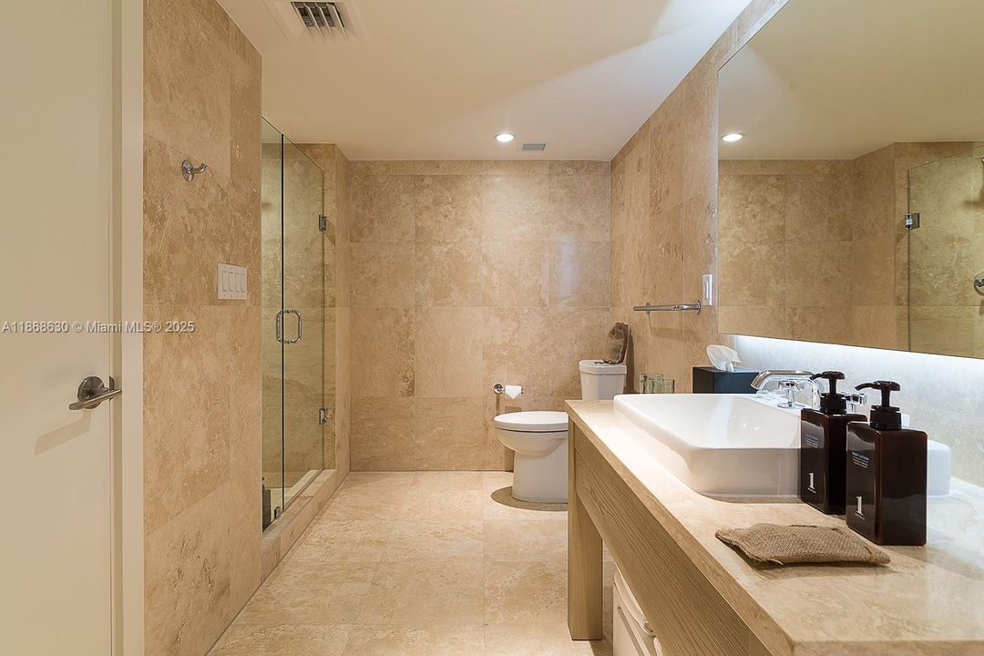 For Sale: $2,695,000 (1 beds, 1 baths, 866 Square Feet)