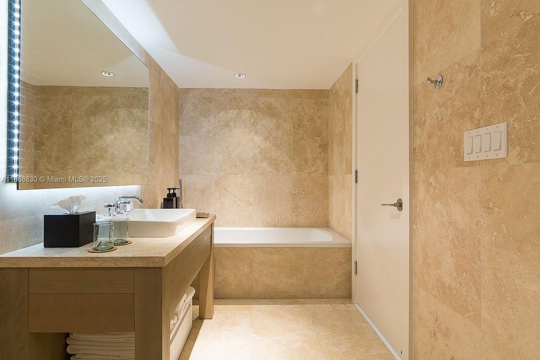 For Sale: $2,695,000 (1 beds, 1 baths, 866 Square Feet)