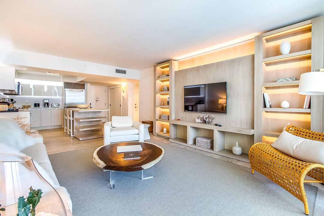 For Sale: $2,695,000 (1 beds, 1 baths, 866 Square Feet)