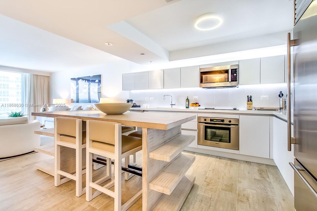 For Sale: $2,695,000 (1 beds, 1 baths, 866 Square Feet)