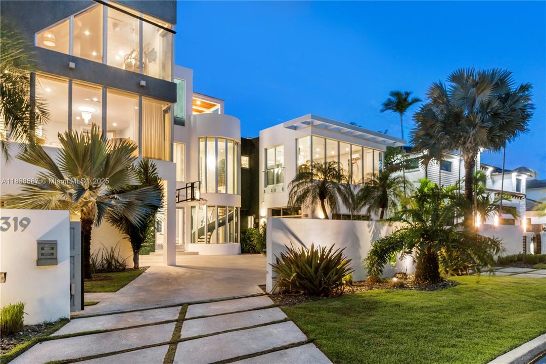 В аренду: $46,000 (7 спален, 8 ванн, 7325 Квадратных фут)