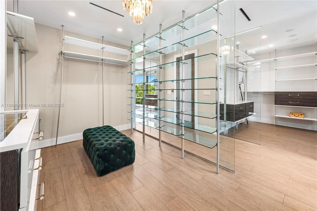 出租: $46,000 (7 贝兹, 8 浴室, 7325 平方英尺)