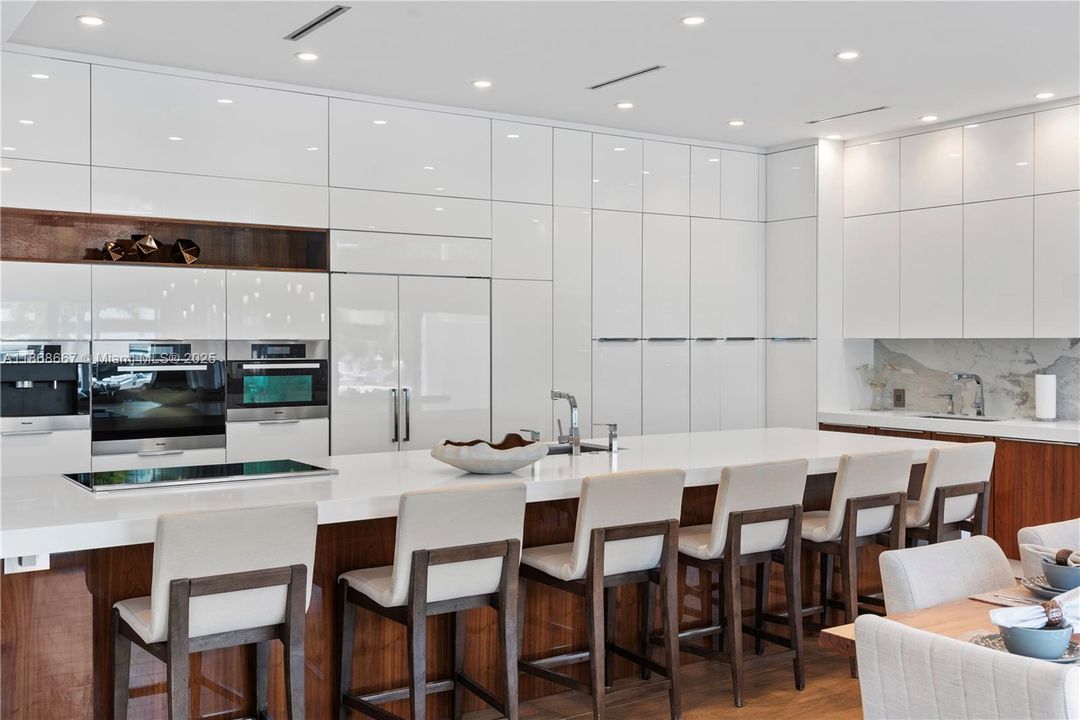 出租: $46,000 (7 贝兹, 8 浴室, 7325 平方英尺)