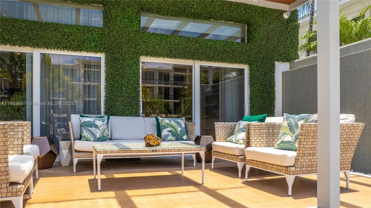 出租: $46,000 (7 贝兹, 8 浴室, 7325 平方英尺)