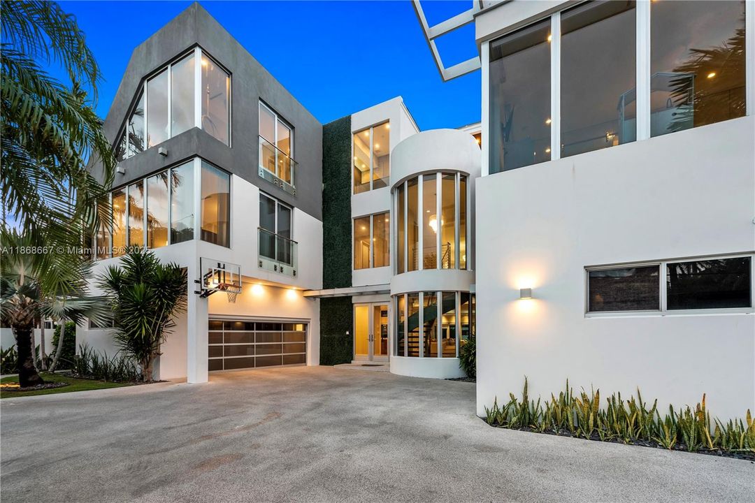 В аренду: $46,000 (7 спален, 8 ванн, 7325 Квадратных фут)