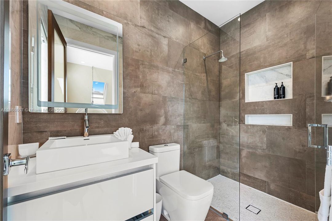 出租: $46,000 (7 贝兹, 8 浴室, 7325 平方英尺)