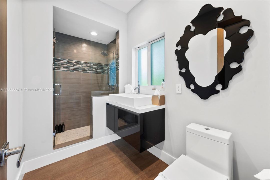 出租: $46,000 (7 贝兹, 8 浴室, 7325 平方英尺)