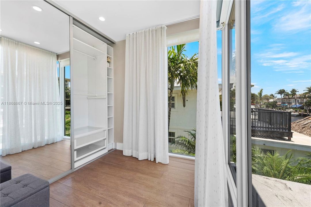 出租: $46,000 (7 贝兹, 8 浴室, 7325 平方英尺)