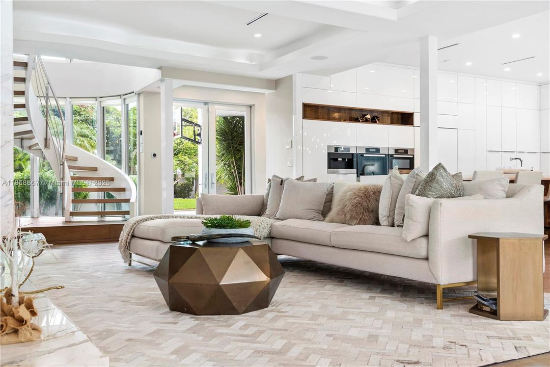 出租: $46,000 (7 贝兹, 8 浴室, 7325 平方英尺)