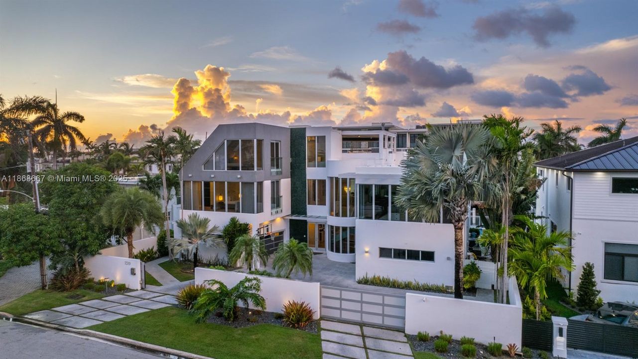 出租: $46,000 (7 贝兹, 8 浴室, 7325 平方英尺)