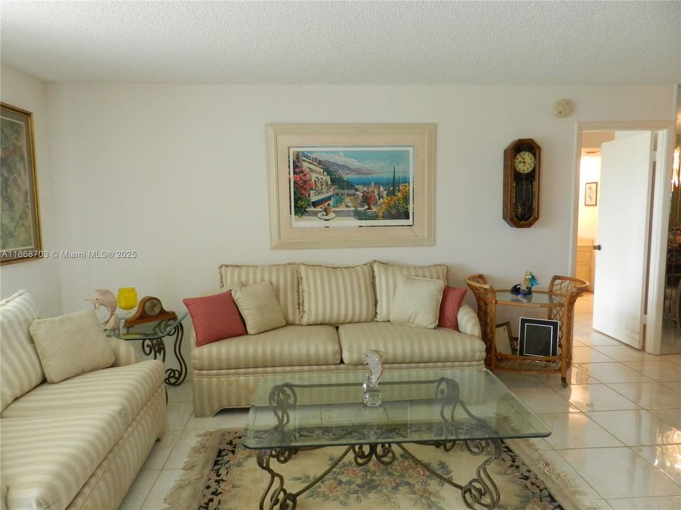 Activo con contrato: $135,000 (2 camas, 2 baños, 1100 Pies cuadrados)