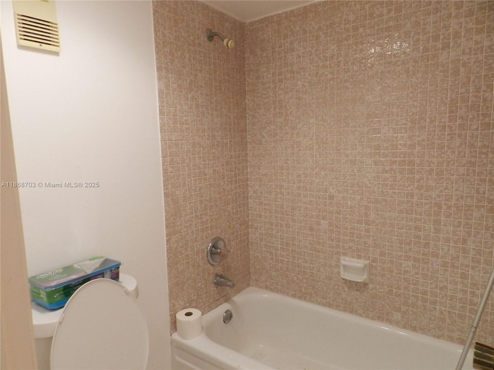 Activo con contrato: $135,000 (2 camas, 2 baños, 1100 Pies cuadrados)