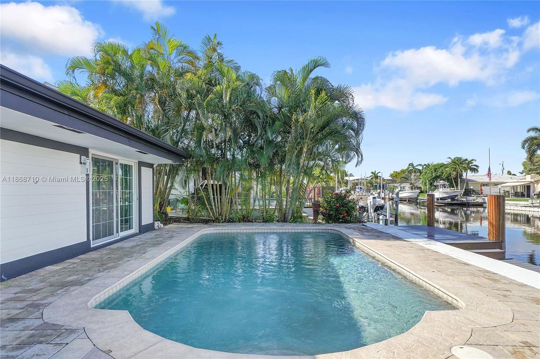 合同活跃: $1,200,000 (3 贝兹, 2 浴室, 1869 平方英尺)